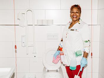 Jenny ist Reinigungskraft der öffentlichen Toiletten an den Hamburger Landungsbrücken. Unhöflichen, meckernden Kundinnen und Kunden begegnet sie mit Humor.