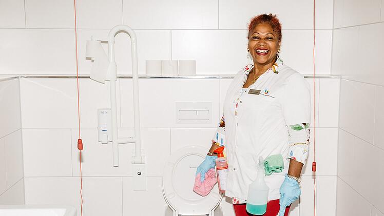 Jenny ist Reinigungskraft der öffentlichen Toiletten an den Hamburger Landungsbrücken. Unhöflichen, meckernden Kundinnen und Kunden begegnet sie mit Humor.