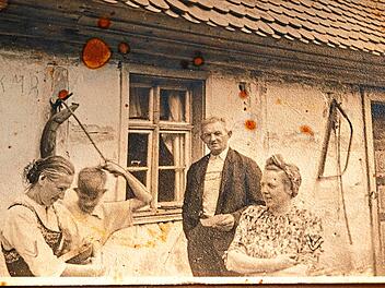 Historische Aufnahme: In der Mitte steht Johann Bayer, Kathrin Heimanns Gro&szlig;vater, dessen Leben 1950 durch ein Gewaltverbrechen endete.Foto: Familienbesitz/Repro: Schorr
