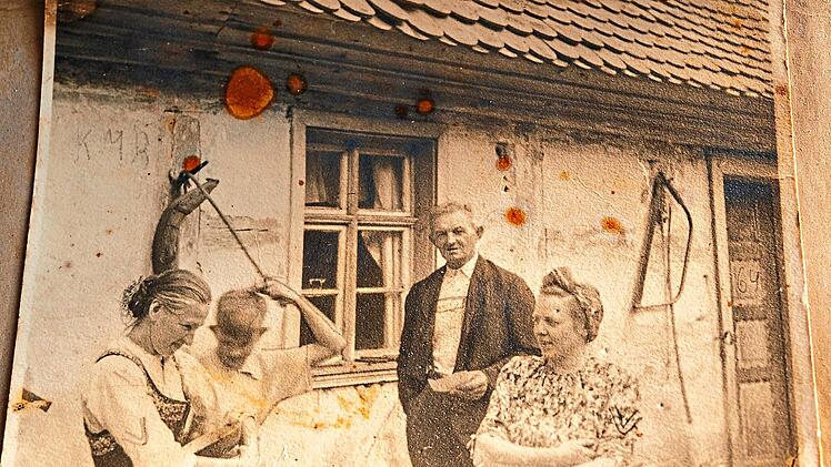 Historische Aufnahme: In der Mitte steht Johann Bayer, Kathrin Heimanns Gro&szlig;vater, dessen Leben 1950 durch ein Gewaltverbrechen endete.Foto: Familienbesitz/Repro: Schorr