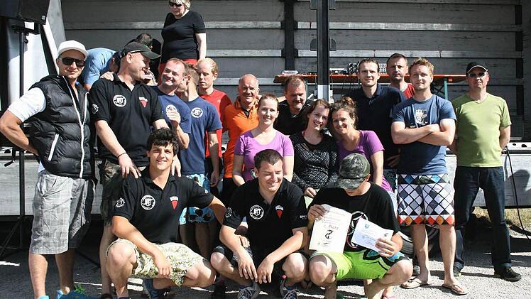 Die erfolgreichen Paddler vom MHC freuten sich über ihren dritten Sieg in Folge beim Marktbreiter Drachenbootrennen.
