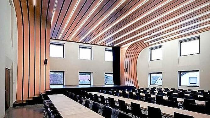 Die ehemalige Brauerei in Baunach ist jetzt ein Kulturzentrum mit Geschäften und Café. Im Saal finden im kommenden Herbst und Winter viele Veranstaltungen für Kulturliebhaber jeglichen Alters statt.  Foto: Gerhard Hagen/poolima