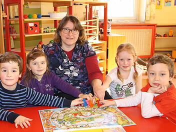 Kindergartenleiterin Manuela Sauer spielt mit den Vorschulkindern (von links) Gabor, Anna, Mia-Sofie und Julian. Foto: Ralf Ruppert