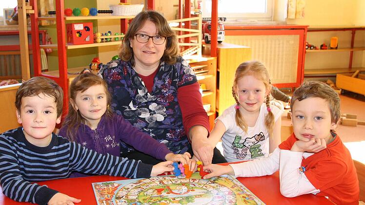 Kindergartenleiterin Manuela Sauer spielt mit den Vorschulkindern (von links) Gabor, Anna, Mia-Sofie und Julian. Foto: Ralf Ruppert