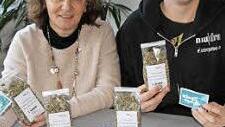 Martina Stamm-Fibich und Sandro Rösler von der Drogenhilfe Mudra präsentieren die Teepackungen und Infobroschüren. Foto: privat