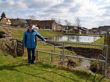 Der Vorsitzende des Fremdenverkehrsvereins, Heinrich Schlereth, steht hier am See in Waldfensterer Schulzengrund. Er will sich dafür einsetzen, dass die Anlage saniert wird und ein Tretbecken entsteht. Fotos: Kathrin Kupka-Hahn