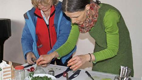Am Ende kam der Bärlauch in einen Tzatziki mit Sojajoghurt. Die Teilnehmer der Kräuterwanderung ließen es sich schmecken. Fotos: Gerda Völk
