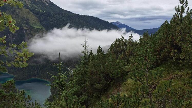 Auf der Timmelsjoch-Passhöhe am vierten Tag stürzte Jan Mueller auf sein Knie, lief aber weiter. Den Fernstein-See in Tirol sah Mueller von oberhalb der Wolken.