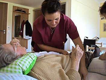 Die Seniorin freut sich über die freundliche Betreuung durch (v. r.) Tanja Hanna und Julia Grünbeck. Foto: Marco Meißner