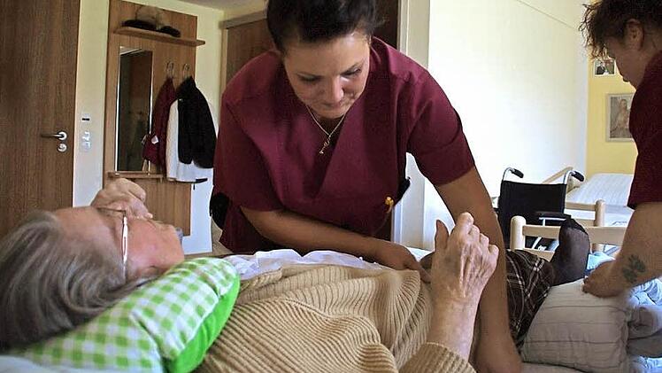 Die Seniorin freut sich über die freundliche Betreuung durch (v. r.) Tanja Hanna und Julia Grünbeck. Foto: Marco Meißner