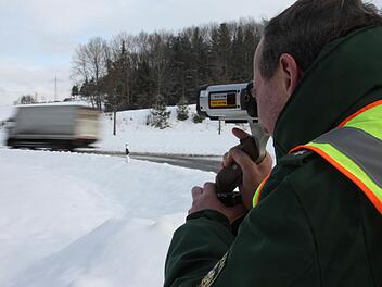 Matthias Stöcker von der Polizeiinspektion Kronach überprüft die Geschwindigkeit eines Lastwagens. Foto: Marco Meißner