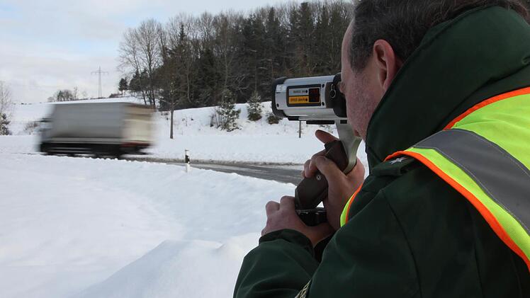 Matthias Stöcker von der Polizeiinspektion Kronach überprüft die Geschwindigkeit eines Lastwagens. Foto: Marco Meißner