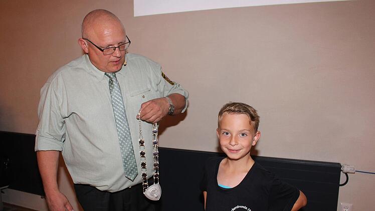 Dem aktuellen Jugendkönig Finley Herzog hängte Vorsitzender Werner Pickel die neue Königskette um. Foto: Evi Seeger