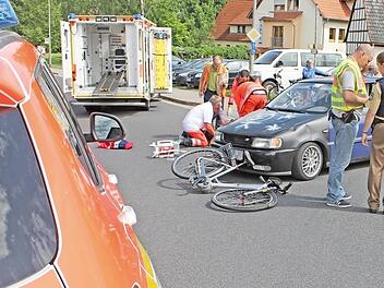 Notarzt und Rettungssanitäter aus Ebern waren schnell zur Stelle in Sandhof und bemühten sich um den am Kopf verletzten Radfahrer aus einem nahen Eberner Stadtteil. Foto: Ralf Kestel