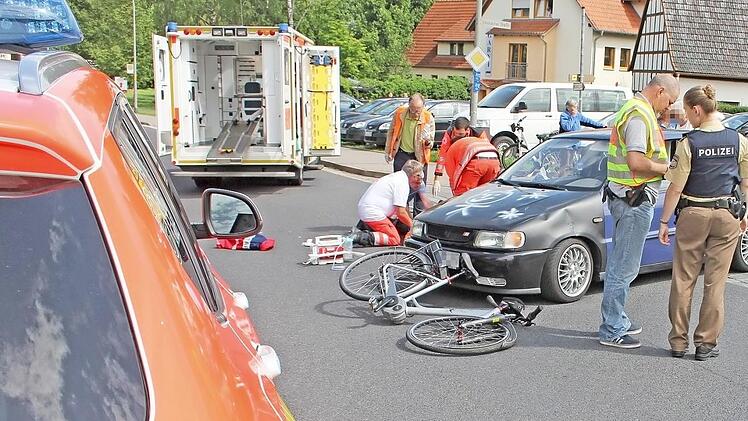 Notarzt und Rettungssanitäter aus Ebern waren schnell zur Stelle in Sandhof und bemühten sich um den am Kopf verletzten Radfahrer aus einem nahen Eberner Stadtteil. Foto: Ralf Kestel