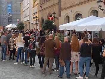Schlange stehen in Coburg für die Anmeldung zum Casting Foto: Rolf Krebs
