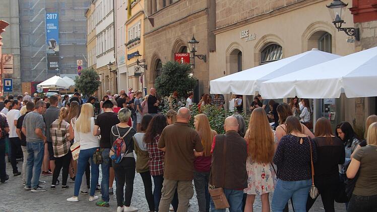 Schlange stehen in Coburg für die Anmeldung zum Casting Foto: Rolf Krebs