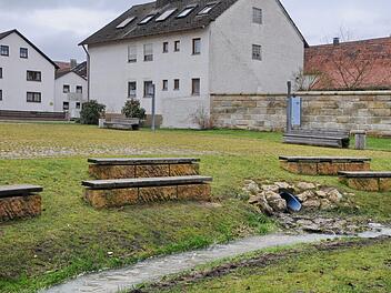 Das blaue Abflussrohr, auf das zusätzlich das Oberflächenwasser aus dem oberen Teil der Honingser Straße angeschlossen werden soll. Dies würde die Hochwasser- und Aufstausituation schon bei  geringeren Regenereignissen noch mehr verschärfen, wie in jüngster vermehrt festgestellt wird. Foto: Karl Heinz Wirth