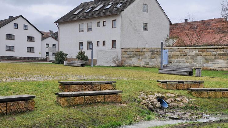 Das blaue Abflussrohr, auf das zusätzlich das Oberflächenwasser aus dem oberen Teil der Honingser Straße angeschlossen werden soll. Dies würde die Hochwasser- und Aufstausituation schon bei  geringeren Regenereignissen noch mehr verschärfen, wie in jüngster vermehrt festgestellt wird. Foto: Karl Heinz Wirth
