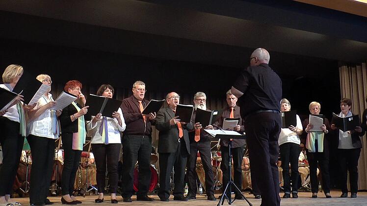 Unter der Leitung von Roland Kraft hatte der Gesangsverein Unfinden viele Klassiker im Repertoire.Christian Licha
