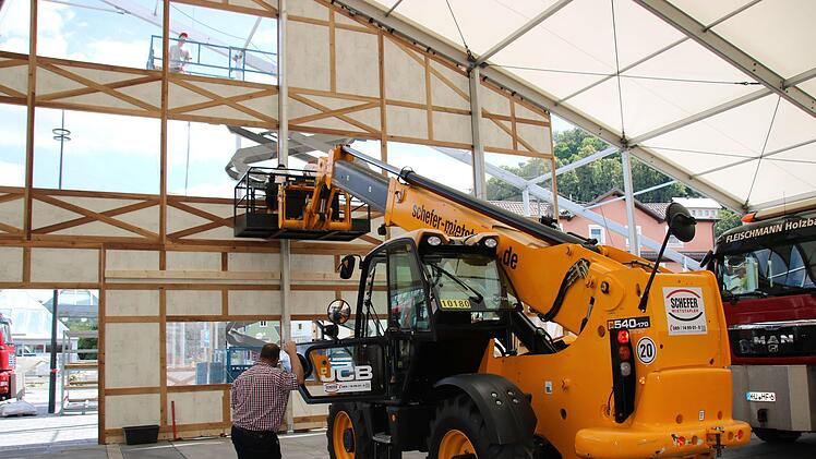 Beim Einbau der Außenwände ist Maßarbeit gefragt.