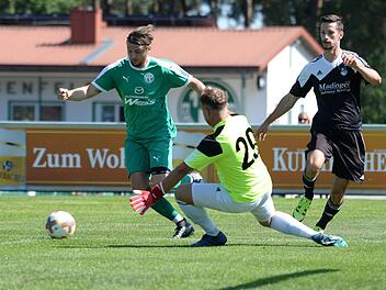 In der ersten Pokalrunde war die Chancenverwertung ein Manko des TSV Neudrossenfeld: Hier versucht sich Stefan Kolb gegen den Euerbacher Torwart Irnes Busic durchzusetzen.  Foto: Peter Mularczyk