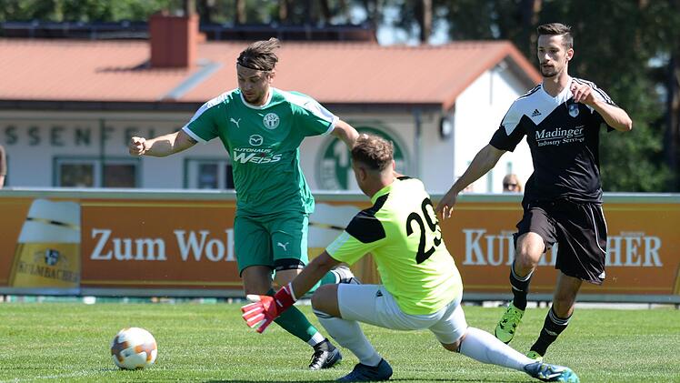 In der ersten Pokalrunde war die Chancenverwertung ein Manko des TSV Neudrossenfeld: Hier versucht sich Stefan Kolb gegen den Euerbacher Torwart Irnes Busic durchzusetzen.  Foto: Peter Mularczyk