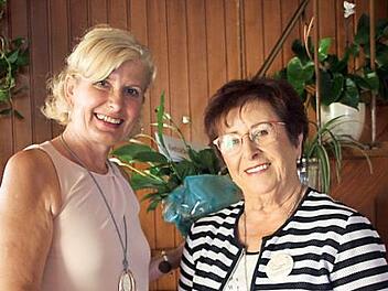 Mit Gesprächen und ihrem Wesen überzeugte Vorstandsmitglied Elisabeth Höfner (links) die rüstige Seniorin, der Seniorengemeinschaft beizutreten. Für Hilde Schoeppe war es eine freudige Überraschung, dass sie nun das 1000. Mitglied ist. Foto: Veronika Schadeck