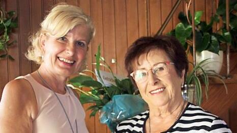 Mit Gesprächen und ihrem Wesen überzeugte Vorstandsmitglied Elisabeth Höfner (links) die rüstige Seniorin, der Seniorengemeinschaft beizutreten. Für Hilde Schoeppe war es eine freudige Überraschung, dass sie nun das 1000. Mitglied ist. Foto: Veronika Schadeck