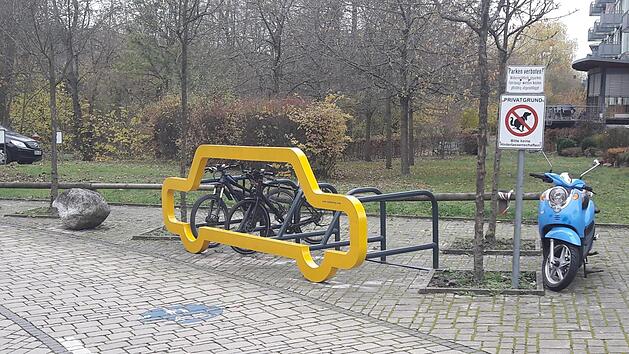 Auch am Interimsrathaus steht ein "gelbes Auto". F&uuml;r den B&uuml;rgermeister sind diese Fahrradst&auml;nder ein Symbol mit Botschaft, der CSU gefallen der Preis und die Herkunft nicht.  Foto: Bernhard Panzer