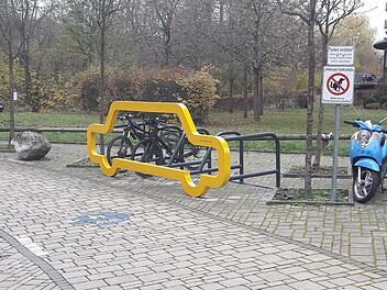 Auch am Interimsrathaus steht ein "gelbes Auto". Für den Bürgermeister sind diese Fahrradständer ein Symbol mit Botschaft, der CSU gefallen der Preis und die Herkunft nicht.  Foto: Bernhard Panzer