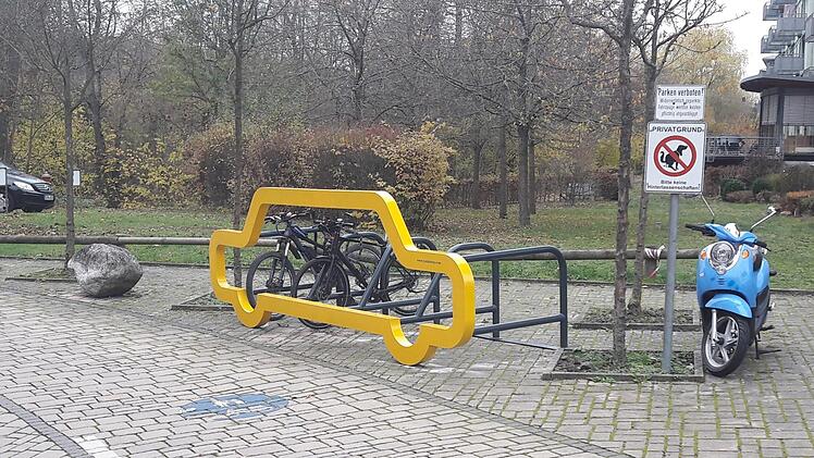 Auch am Interimsrathaus steht ein "gelbes Auto". Für den Bürgermeister sind diese Fahrradständer ein Symbol mit Botschaft, der CSU gefallen der Preis und die Herkunft nicht.  Foto: Bernhard Panzer