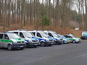 Am Donnerstagvormittag parkten etliche Streifenwagen vor der Awo. Foto: Jürgen Hüfner