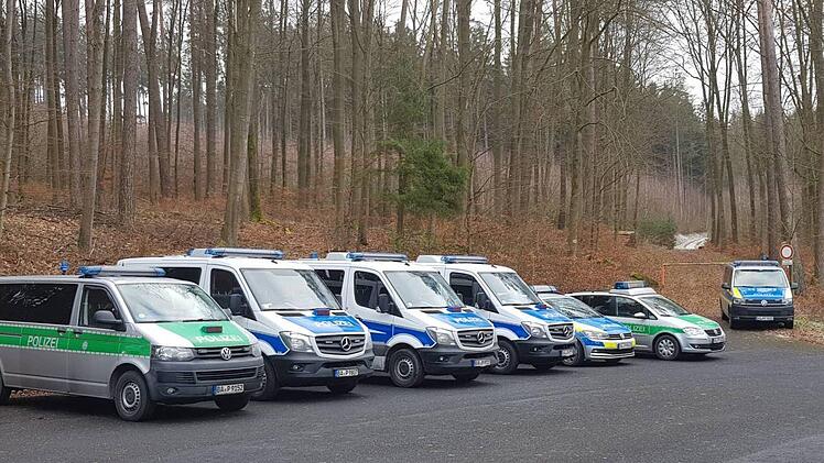 Am Donnerstagvormittag parkten etliche Streifenwagen vor der Awo. Foto: Jürgen Hüfner