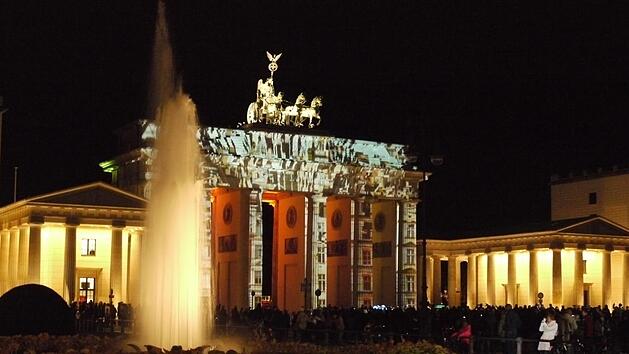 Bei der digitalen Lichtshow "Berlin leuchtet" wurde eine vergleichbare Technik am Brandenburger Tor und am Hotel Adlon eingesetzt, wie das jetzt in Forchheim f&uuml;r den Ersatz-Adventskalender geplant ist.  Lindner, Archiv