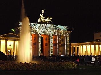 Bei der digitalen Lichtshow "Berlin leuchtet" wurde eine vergleichbare Technik am Brandenburger Tor und am Hotel Adlon eingesetzt, wie das jetzt in Forchheim für den Ersatz-Adventskalender geplant ist.  Lindner, Archiv