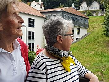 Eva Flanderka und Alexandra Hofmann wollen mit weiteren Anwohnern verhindern, dass das freie Grundstück neben dem Parkhaus Basteigasse (links) bebaut wird.