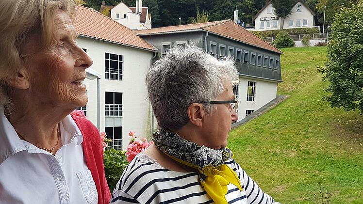 Eva Flanderka und Alexandra Hofmann wollen mit weiteren Anwohnern verhindern, dass das freie Grundstück neben dem Parkhaus Basteigasse (links) bebaut wird.