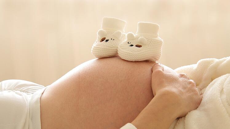 Sozialstiftung Bamberg bietet kostenlose Babybauch-Fotografie an