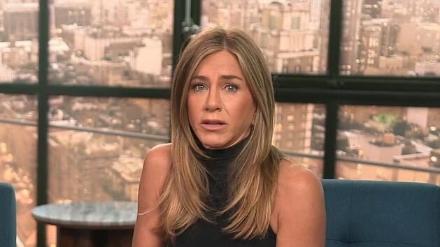 Jennifer Aniston informiert sich mithilfe eines Newsletters.
