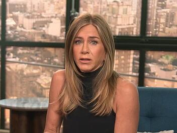 Jennifer Aniston informiert sich mithilfe eines Newsletters.