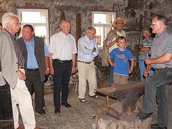 Heinz Stretz (rechts) bei der Führung und dem Schmieden am Amboss im Schmiedemuseum in Kirchlauter, von links Altlandrat Walter Keller, Theo Diem und Otto Steinmetz. Fotos: G. Geiling
