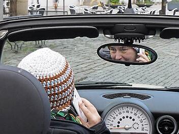Am Steuer telefonieren ist seit 2001 verboten. Unser Bild ist nicht während der Fahrt entstanden. Foto: Pauline Lindner