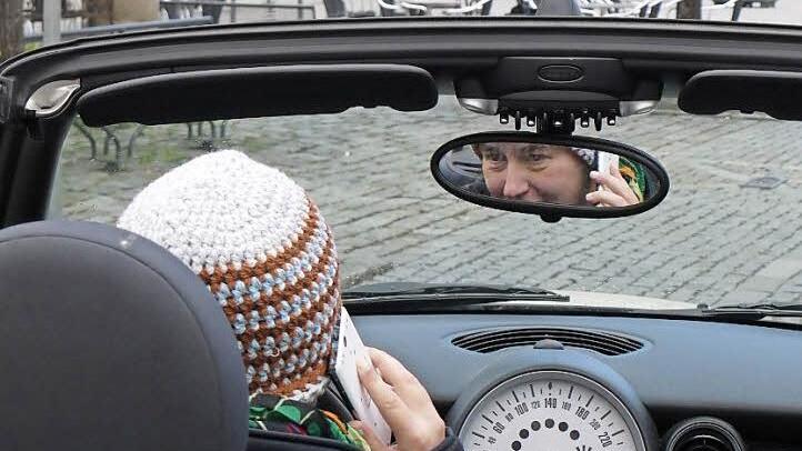 Am Steuer telefonieren ist seit 2001 verboten. Unser Bild ist nicht während der Fahrt entstanden. Foto: Pauline Lindner