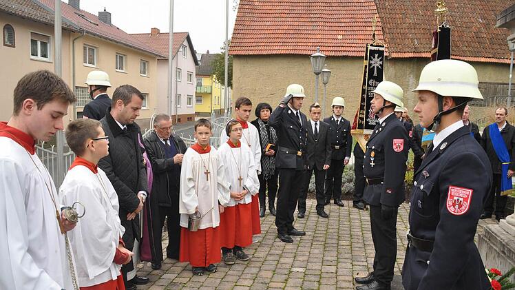 Kranzniederlegung am Kriegerdenkmkal in Reiterswiesen.