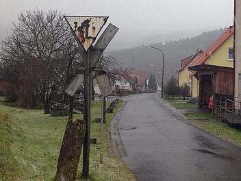 Die Straße "Im Sinntal" in Oberbach nutzen viele als Abkürzung, obwohl sie offiziell nur für Anlieger frei ist. Jetzt hat der Gemeinderat für nächstes Jahr eine probeweise Sperrung angedacht. Foto: Sebastian Schmitt-Matthea