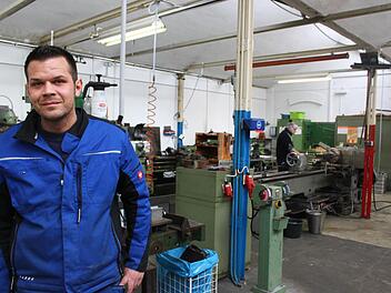 Benjamin Schott hat sich mit einer Maschinenbau-Firma selbstständig gemacht. Mit seinem Mitarbeiter Manfred Eichner (im Hintergrund) hat er sich auf Reparaturen und Ersatzteile, Sondermaschinen- und Vorrichtungsbau spezialisiert. Foto: Jürgen Gärtner