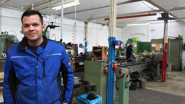 Benjamin Schott hat sich mit einer Maschinenbau-Firma selbstständig gemacht. Mit seinem Mitarbeiter Manfred Eichner (im Hintergrund) hat er sich auf Reparaturen und Ersatzteile, Sondermaschinen- und Vorrichtungsbau spezialisiert. Foto: Jürgen Gärtner