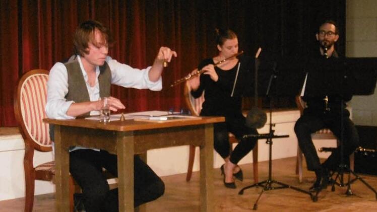 Ganz ohne Worte: Schauspieler Martin Spitzweg "spricht" mit Händen und scheinbar sinnlosen Lauten. Im Hintergrund spielen Flötistin Isabelle Soulas und Klarinettist Oliver Klenk kurze Zwischentöne für die Ferienkinder im Lola-Montez-Saal. Foto: Regina Rinke