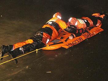 Mit dem Eisrettungsschlitten der DLRG übten die Staffelsteiner Feuerwehrleute realitätsnah auf dem zugefrorenen Riedsee. Fotos: Matthias Einwag
